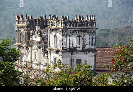 Le guglie di Saint Anne Chiesa, Santana chiesa seicentesca chiesa in portoghese di stile barocco, in Talaulim, Goa, India Foto Stock