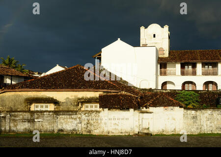 Coloniale condizione fine sviluppo edilizio del fort Galle sullo Sri Lanka. Foto Stock