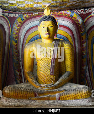 Interni di grotte in antico complesso buddista in dambulla tempio nella grotta. sri lanka. la fotografia è presentare la statua di Budda seduto Foto Stock