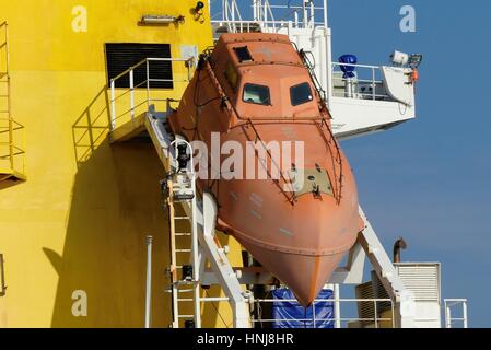 Lorient, Francia - 16 dicembre 2016:dettagli della vita moderna imbarcazione a bordo della nave cisterna del prodotto ' Sea Ray' azionato dalla petroliera tedesca di spedizione Bremen,Ge Foto Stock