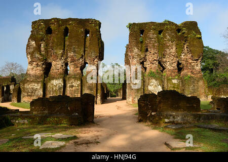 Polonnaruwa rovina fu la seconda capitale dello Sri Lanka dopo la distruzione di Polonnaruwa. La fotografia è la presentazione di Royal Palace rovine. Sri Lanka Foto Stock