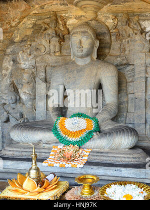 Polonnaruwa rovina fu la seconda capitale dello Sri Lanka dopo la distruzione di polonnaruwa. la fotografia è la presentazione di un buddha seduto scultura Foto Stock