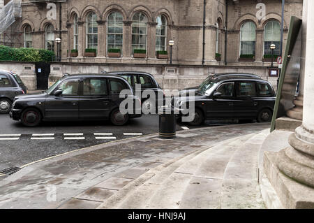 Un gruppo di taxi neri di Londra centrale dalla BBC Foto Stock