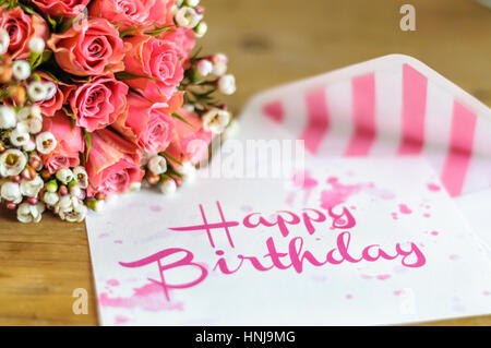 Buon compleanno biglietto di auguri con raccordo di colore bouquet di fiori Foto Stock