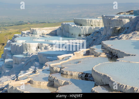 Le incantevoli piscine di Pamukkale in Turchia. Pamukkale contiene sorgenti calde e travertini, terrazze di minerali di carbonato di sinistra dall'acqua fluente. Foto Stock