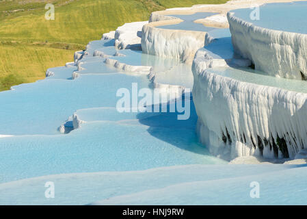 Le incantevoli piscine di Pamukkale in Turchia. Pamukkale contiene sorgenti calde e travertini, terrazze di minerali di carbonato di sinistra dall'acqua fluente. Foto Stock