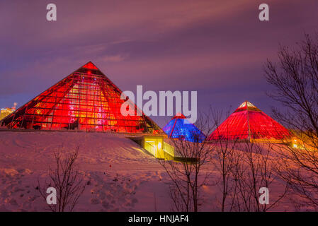Illuminata Muttart Conservatory piramidi, un giardino botanico in Edmonton, Alberta, Canada Foto Stock