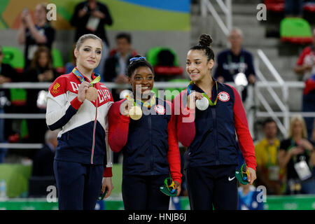 Rio de Janeiro, Brasile. 11 Agosto 2016.Simone Biles (USA) - oro, Alexandra Raisman (USA)-argento e Aliya Mustafina (RUS)-bronzo con le loro medaglie fo Foto Stock