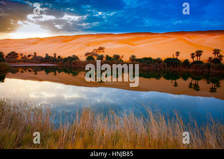 Umm-al-Maa riflessi del lago, il Deserto del Sahara, Libia Ubari laghi, Ubari mare di sabbia naturale laghi di sale nel Sahara interno Foto Stock