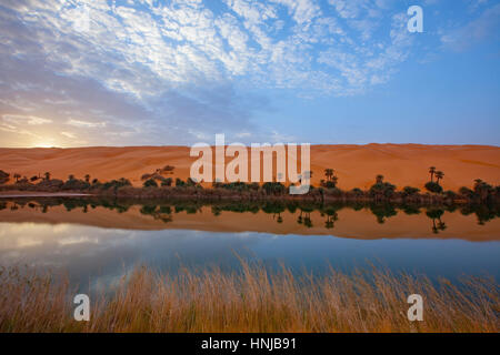 Umm-al-Maa riflessi del lago, il Deserto del Sahara, Libia Ubari laghi, Ubari mare di sabbia naturale laghi di sale nel Sahara interno Foto Stock