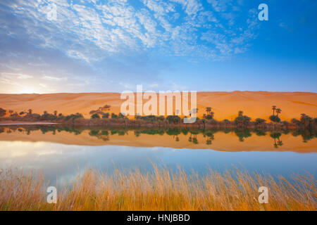 Umm-al-Maa riflessi del lago, il Deserto del Sahara, Libia Ubari laghi, Ubari mare di sabbia naturale laghi di sale nel Sahara interno Foto Stock