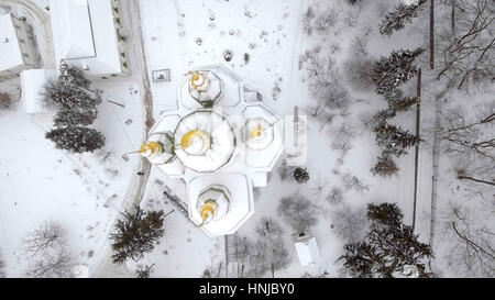 San Michele Vydubitsky monastero maschile a Kiev in Ucraina. Volare su copter oltre la chiesa contro lo sfondo della città di Kiev e fiume Dnieper . Vista Aeril Foto Stock