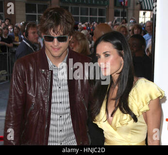 Ashton Kutcher e Demi Moore frequentando il 2009 tiff Toronto International Film Festival premiere screening di 'il Joneses" tenutasi presso il Winter Garden Theatre il 13 settembre 2009 a Toronto in Canada Foto Stock