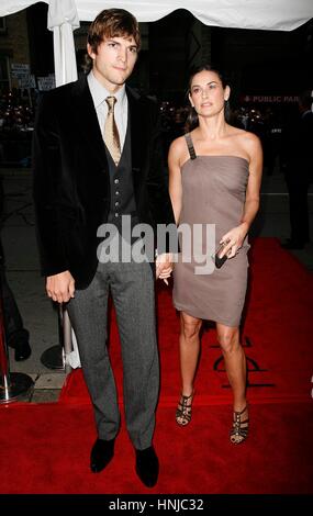 Demi Moore e Ashton Kutcher frequentando il Toronto International Film Festival ( TIFF ) Preniere Gala di BOBBY al Roy Thomson Hall il 14 settembre 2006 a Toronto in Canada Foto Stock