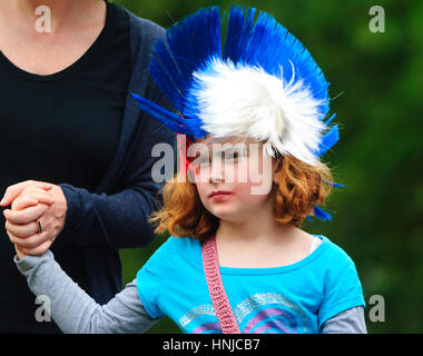 Giovane ragazza che indossa un blu e bianco Iroquois parrucca su Australia Day 2017 , Berrima, Nuovo Galles del Sud, Australia Foto Stock