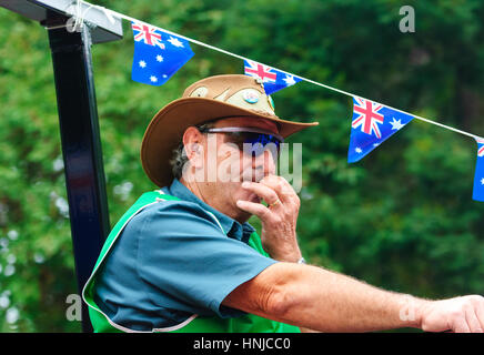 Malinconici uomo con un cappello e occhiali da sole che partecipano in Australia Day 2017 parade, Berrima, Nuovo Galles del Sud, NSW, Australia Foto Stock