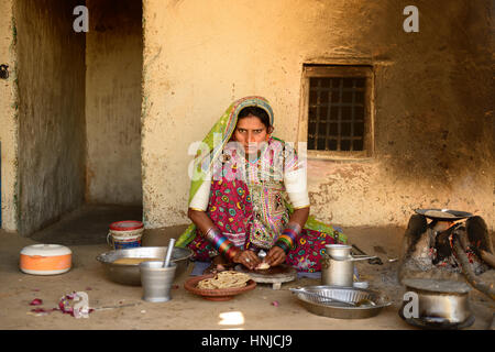 BHUJ, India - 13 gennaio: La donna etnica nel villaggio sul deserto in Gujarat è preparare la torta per torte chapati in cucina da o Foto Stock