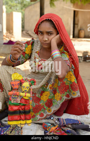 BHUJ, CORSE DI KUCH, India - 14 gennaio: La donna tribale in abito tradizionale che vendono souvenir per i turisti nel villaggio etnico sul deserto in Foto Stock