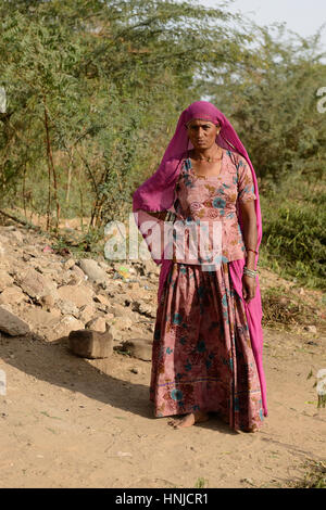 BHUJ, CORSE DI KUCH, India - 13 gennaio: La donna tribale in abito tradizionale egli sta attraversando deserti di corse di Kuch nel Gujarat in Foto Stock