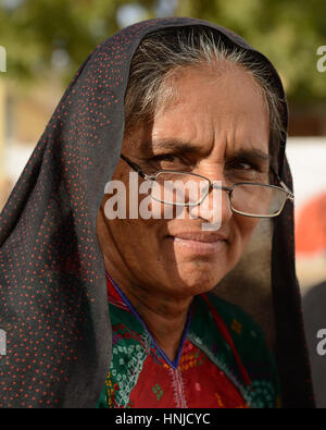 BHUJ, India - 13 gennaio: Donne cucitura Abiti etnici che vivono sul deserto nel Gujarat in India, Bhuj nel Gennaio 13, 2015 Foto Stock