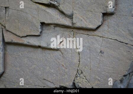 Per eseguire lo zoom avanti di roccia grigia presso il fiume in modo differente da quello di altri utenti Foto Stock