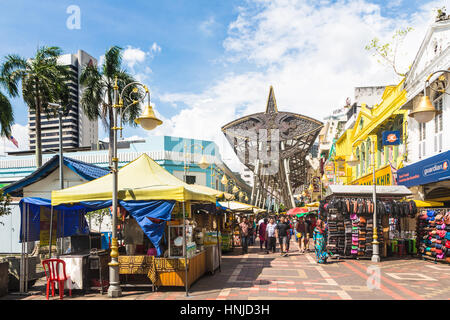 KUALA LUMPUR, Malesia - 12 novembre 2015: la gente a piedi lungo la passeggiata Kasturi, un mercato aperto, nella Chinatown di Kuala Lumpur in Malesia capitale cit Foto Stock