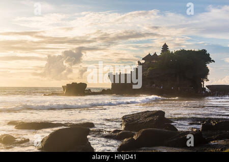 BALI, Indonesia - 23 febbraio 2016: il sole tramonta sul famoso HIndu Tanah Lot tempio del mare di Bali, il popolare isola in Indonesia. Foto Stock