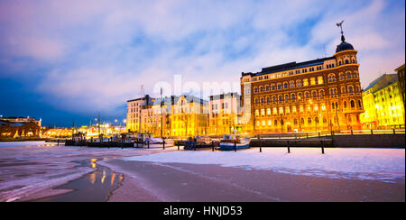 Scenic vista invernale congelata di Porto Vecchio nel quartiere di Katajanokka a Helsinki in Finlandia Foto Stock