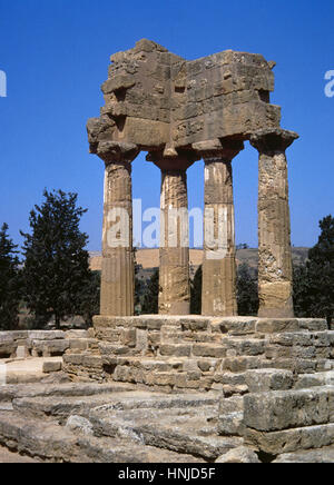 L'Italia. Sicilia. Agrigento. La Valle dei Templi. Tempio dei Dioscuri (o di Castore e Polluce) Tempio (I). UNESCO - Sito Patrimonio dell'umanità. Foto Stock