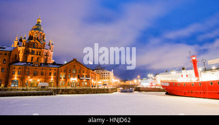 Scenic vista invernale congelata di Porto Vecchio nel quartiere di Katajanokka con Uspenski cattedrale ortodossa a Helsinki in Finlandia Foto Stock