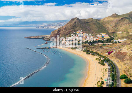 Playa de Las Teresitas Beach e San Andres village, Tenerife, Isole canarie, Spagna Foto Stock
