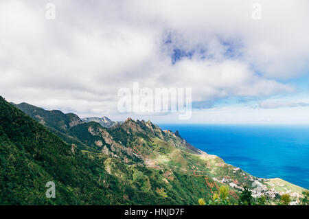 Anaga i monti e la valle vista dal Mirador El Bailadero, isola di Tenerife, Spagna Foto Stock