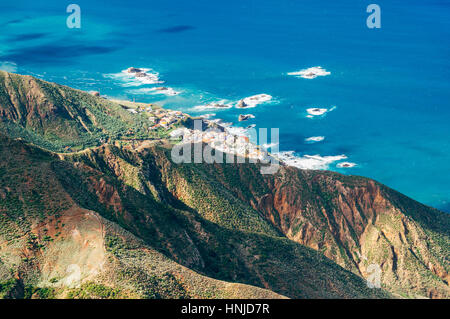 Vista dall'alto sul villaggio Almaciga dalle montagne di Anaga, Tenerife, Spagna Foto Stock