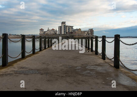 Knightstone Isola, Weston-super-Mare, Somerset, Regno Unito premiato lo sviluppo sulla isola sulla costa inglese, con separazione di causeway Mare e lago marino Foto Stock
