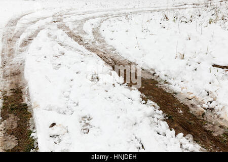 Auto tracce nella neve nella stagione invernale. Indicatore di foto sulla superficie dopo una nevicata. Foto Stock