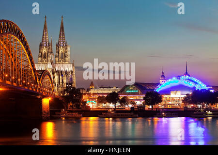 Paesaggio urbano con il Reno, ponte di Hohenzollern, Duomo, la stazione centrale e il Musical Dome, crepuscolo, Colonia Foto Stock