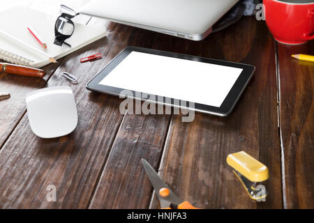 Tavoletta digitale, computer laptop e notebook in legno sulla scrivania in ufficio Foto Stock