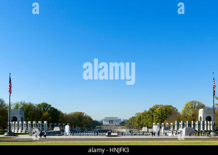 La Nazionale il Memoriale della Seconda Guerra Mondiale con il Lincoln Memorial nella distanza, National Mall di Washington DC, Stati Uniti d'America Foto Stock