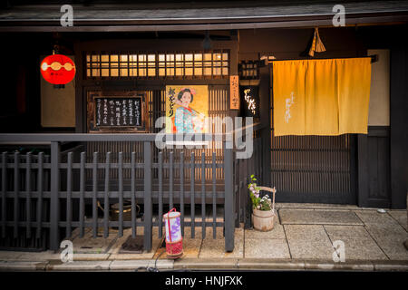 Facciata di un ristorante giapponese nel quartiere Gion, Kyoto, Giappone Foto Stock