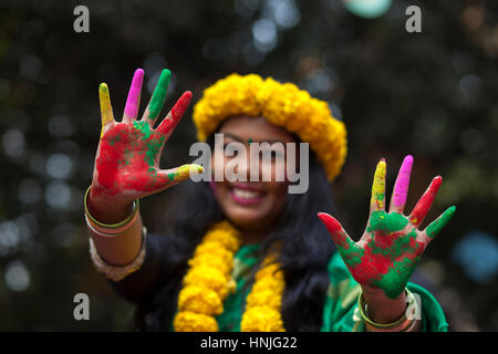 Dacca in Bangladesh. Xiii Febbraio, 2017. Celebrando 'Pahela Falgun" - il primo giorno di primavera nel calendario bengalese all università di Dhaka alle belle arti facoltà a Dhaka, nel Bangladesh. Credito: Nayan Kumar/Pacific Press/Alamy Live News Foto Stock