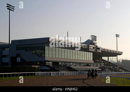 Guide e piloti intorno alla prima curva del Betway Handicap a Wolverhampton Racecourse. Foto Stock