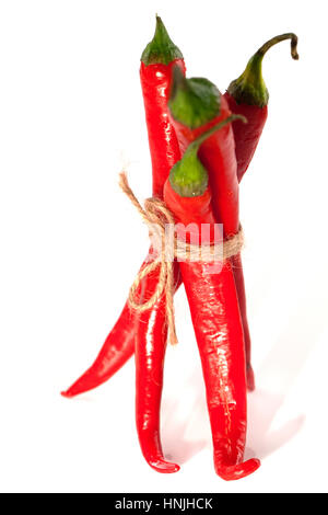 Legato caldo rosso peperoncino peperoni isolato su sfondo bianco Foto Stock