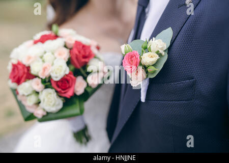 Bouquet nuziali con fiori di colore rosso, rosa e bianco Foto Stock