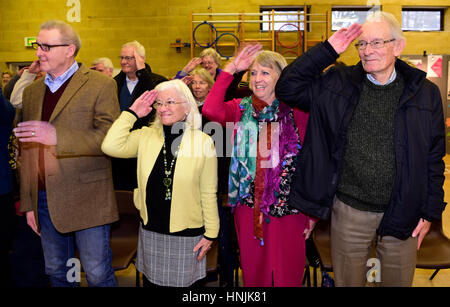 Nonni impegnarsi nella partecipazione del pubblico durante l'intrattenimento musicale fornito dalla loro scuola junior gli alunni di una scuola aperta di giorno, Hindhead Foto Stock
