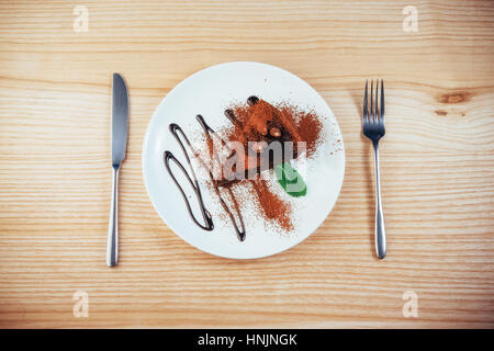 Una deliziosa torta al cioccolato con nocciole Foto Stock