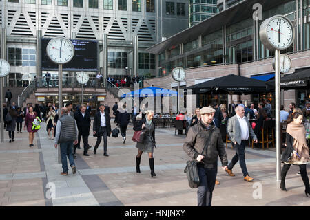 LONDON, Regno Unito - 07 Aprile 2015: persone non identificate a Canary Wharf a piedi tra gli orologi. Sei orologi pubblici da Konstantin Grcic è stato progettato in concorso Foto Stock