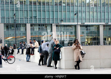 LONDON, Regno Unito - 07 Aprile 2015: persone non identificate a Canary Wharf a piedi tra gli orologi. Sei orologi pubblici da Konstantin Grcic è stato progettato in concorso Foto Stock