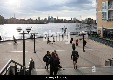 LONDON, Regno Unito - 22 Aprile 2016: imprenditori a Canary Wharf, il nuovo centro finanziario nei Docklands di Londra Foto Stock