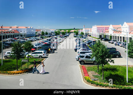 Parndorf, Factory Outlet Center"Designer Outlet Center' da McArthurGlen, Neusiedler See (lago di Neusiedl), Burgenland, Austria Foto Stock