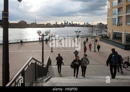 LONDON, Regno Unito - 22 Aprile 2016: imprenditori a Canary Wharf, il nuovo centro finanziario nei Docklands di Londra Foto Stock